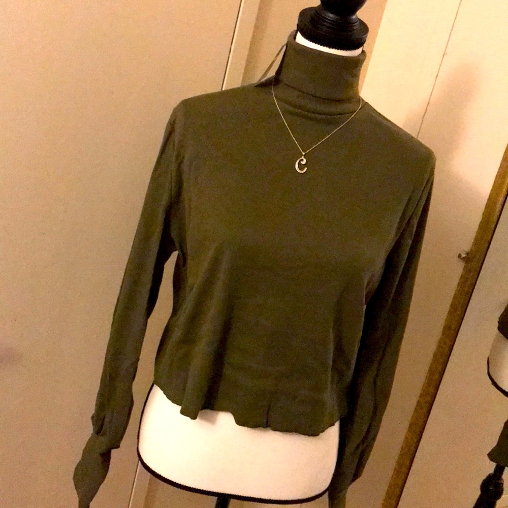 Green crop top turtleneck 🐢